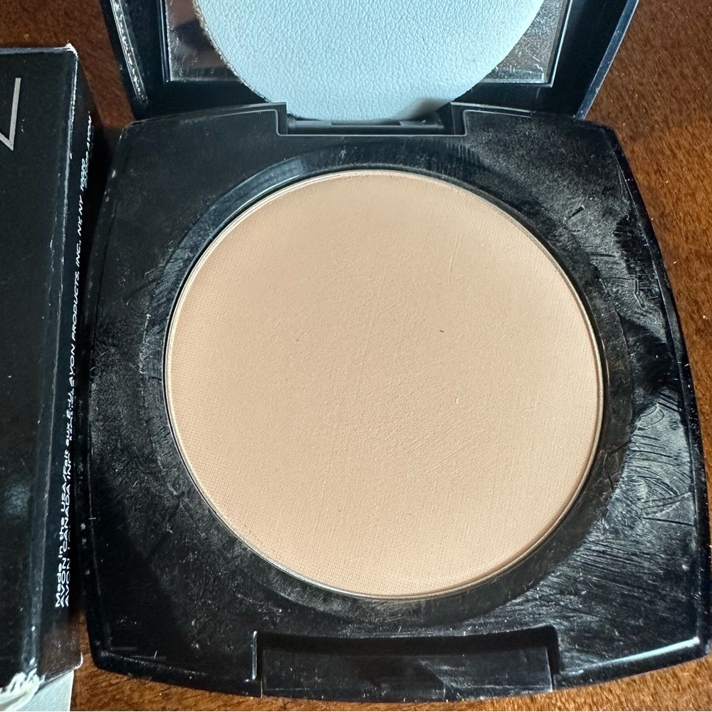 Avon Pressed Powder Tawny - Picture 2 of 6